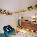 לינה וארוחת בוקר Suite1212 Boutique - & מונופולי